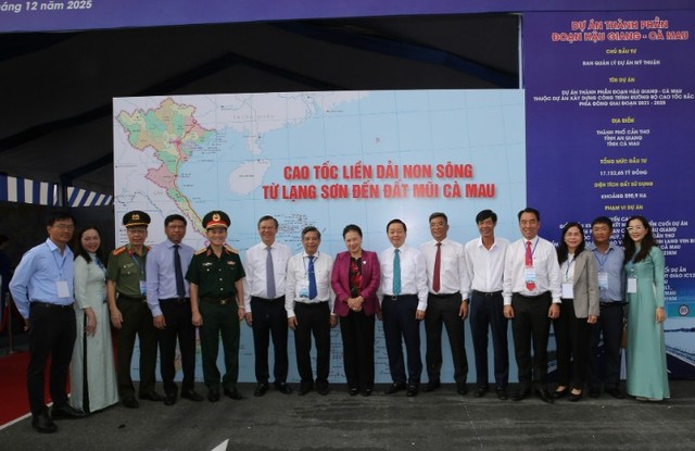 Nguyên Chủ tịch Quốc hội Nguyễn Thị Kim Ngân, Phó Thủ tướng Trần Hồng Hà dự lễ khánh thành tuyến chính dự án thành phần đoạn Cần Thơ - Hậu Giang và thông xe kỹ thuật đoạn Hậu Giang - Cà Mau thuộc dự án đường bộ cao tốc Bắc - Nam phía Đông. Ảnh: VGP Nguyên Chủ tịch Quốc hội Nguyễn Thị Kim Ngân, Phó Thủ tướng Trần Hồng Hà dự lễ khánh thành tuyến chính dự án thành phần đoạn Cần Thơ - Hậu Giang và thông xe kỹ thuật đoạn Hậu Giang - Cà Mau thuộc dự án đường bộ cao tốc Bắc - Nam phía Đông. Ảnh: VGP