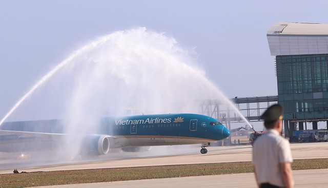 Nghi thức đón chuyến bay sáng 19/12/2025.