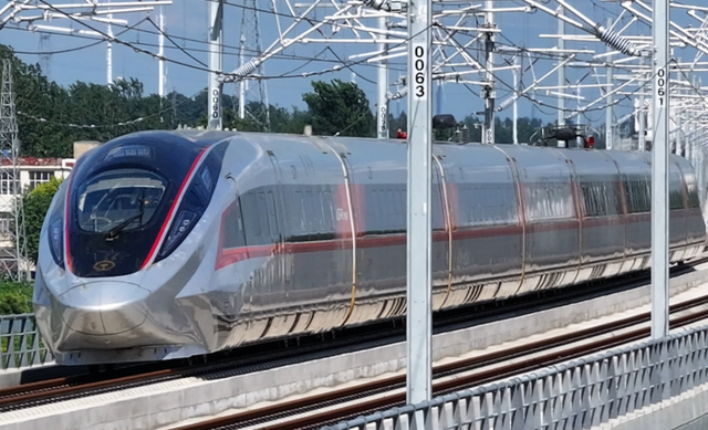 Tàu cao tốc CR 450 hoạt động ở tỉnh Hồ Bắc. Ảnh: Chinadaily