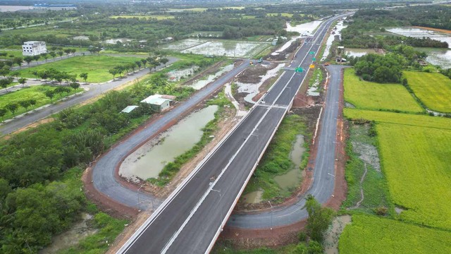 Bài toán quan trọng mà TP.HCM cần giải là cân bằng được giữa phát triển kinh tế và tính bền vững. Ảnh: Lê Toàn