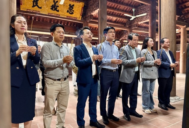 Các đại biểu dâng hương tại Đình Tiên Tảo.