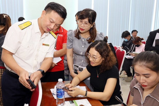 Không khí buổi làm việc chuyển từ nghe phổ biến chung sang hướng dẫn trực tiếp, cụ thể theo từng trường hợp.