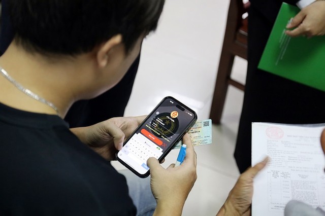 Hộ kinh doanh thực hiện thao tác đăng nhập vào ứng dụng eTax Mobile để tra cứu thông tin.