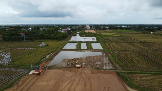 Vướng mặt bằng đã ảnh hưởng nhiều đến tiến độ dự án Đường ven biển kết nối hành lang kinh tế Đông - Tây, tỉnh Quảng Trị. Ảnh: Trần Tuyền