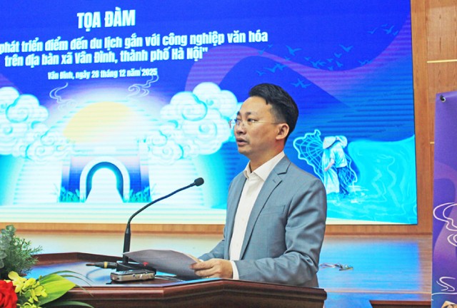 Phó Giám đốc Sở Du lịch Hà Nội Trần Trung Hiếu phát biểu tại tọa đàm. Ảnh: TITC