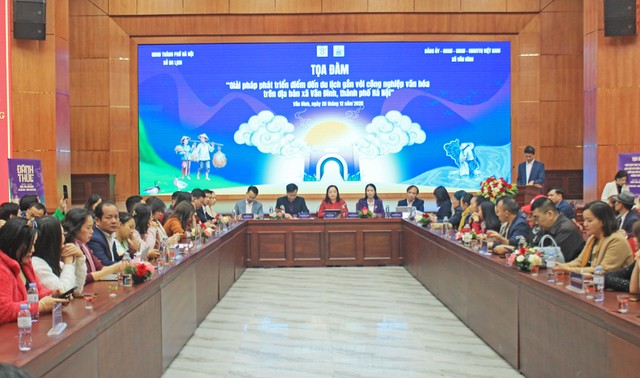 Tọa đàm “Giải pháp phát triển điểm đến du lịch gắn với công nghiệp văn hóa trên địa bàn xã Vân Đình”. Ảnh: TITC