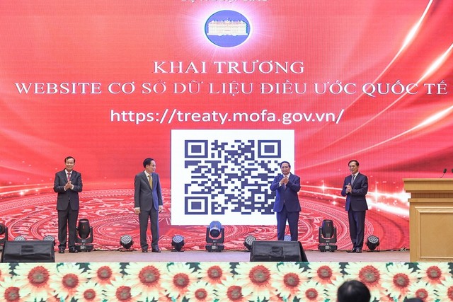 Tại hội nghị, Thủ tướng Phạm Minh Chính và các đồng chí lãnh đạo đã thực hiện nghi thức bấm nút khai trương website Cơ sở dữ liệu Điều ước quốc tế. Tại hội nghị, Thủ tướng Phạm Minh Chính và các đồng chí lãnh đạo đã thực hiện nghi thức bấm nút khai trương website Cơ sở dữ liệu Điều ước quốc tế.