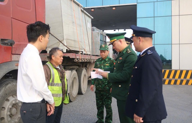 Các đơn vị chức năng kiểm tra hàng hoá thông qua cửa khẩu Bắc Luân II.