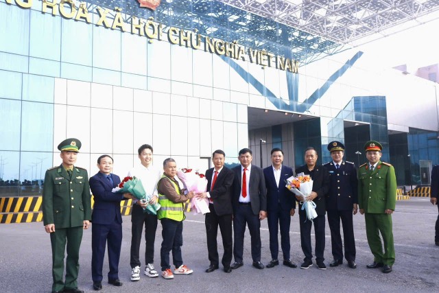 Lãnh đạo các ngành chức năng chào đón, tặng hoa chúc mừng doanh nghiệp có lô hàng nhập khẩu qua cửa khẩu Bắc Luân II trong ngày đầu năm 2026.