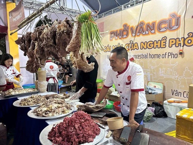 Liên hoan Ẩm thực Ninh Bình năm 2025 với hơn 200 gian hàng, thu hút hơn 100.000 lượt khách