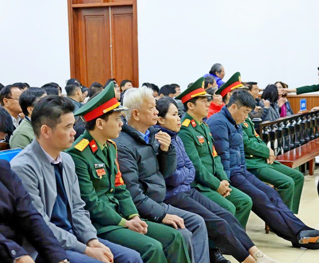 Nguyễn Văn Hậu, cựu Chủ tịch Tập đoàn Phúc Sơn và các bị cáo tại phiên tòa. Nguyễn Văn Hậu, cựu Chủ tịch Tập đoàn Phúc Sơn và các bị cáo tại phiên tòa.