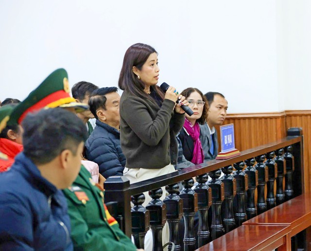 Nguyễn Thị Hằng, chị gái Hậu, Phó tổng giám đốc Tập đoàn Phúc Sơn. Nguyễn Thị Hằng, chị gái Hậu, Phó tổng giám đốc Tập đoàn Phúc Sơn.