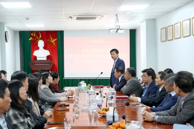 Tổng Biên tập Phạm Văn Hoành phát biểu chúc mừng và giao nhiệm vụ cho tân Phó Tổng Biên tập Ngô Chí Tùng.