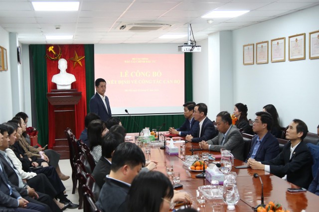 Ông Phạm Đức Thắng - Ủy viên Ban Thường vụ Đảng ủy, Vụ trưởng Vụ Tổ chức cán bộ, Bộ Tài chính chúc mừng ông Ngô Chí Tùng trên cương vị mới.