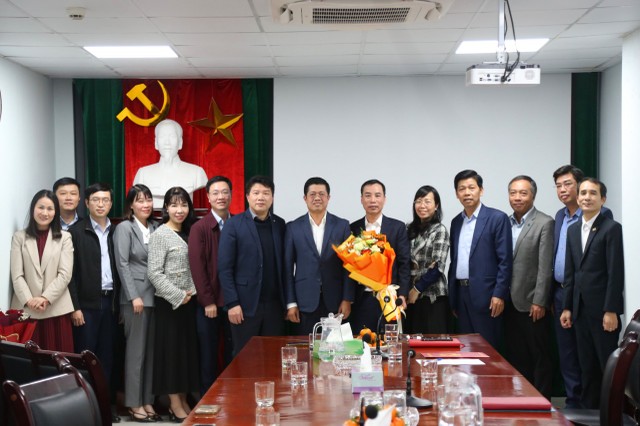 Tập thể lãnh đạo Báo Tài chính - Đầu tư và Vụ Tổ chức cán bộ, Bộ Tài chính chúc mừng ông Ngô Chí Tùng.