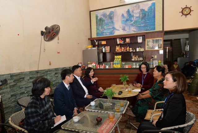 Đoàn thực hiện điều tra tại cơ sở.