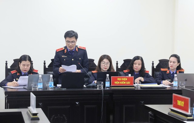 Đại diện Viện Kiểm sát Nhân dân TP. Hà Nội giữ quyền công tố và kiểm sát xét xử tại phiên tòa. Ảnh: Phùng Nguyên Đại diện Viện Kiểm sát Nhân dân TP. Hà Nội giữ quyền công tố và kiểm sát xét xử tại phiên tòa. Ảnh: Phùng Nguyên