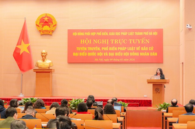 TS. Nguyễn Quỳnh Liên, Ủy viên Đoàn Chủ tịch, Trưởng Ban Dân chủ, Giám sát và Phản biện xã hội (Ủy ban Trung ương MTTQ Việt Nam) chia sẻ thông tin tại hội nghị.