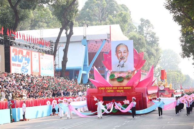 Hàng triệu con tim hướng về ngày hội 50 năm thống nhất non sông. Ảnh: Lê Toàn Hàng triệu con tim hướng về ngày hội 50 năm thống nhất non sông. Ảnh: Lê Toàn