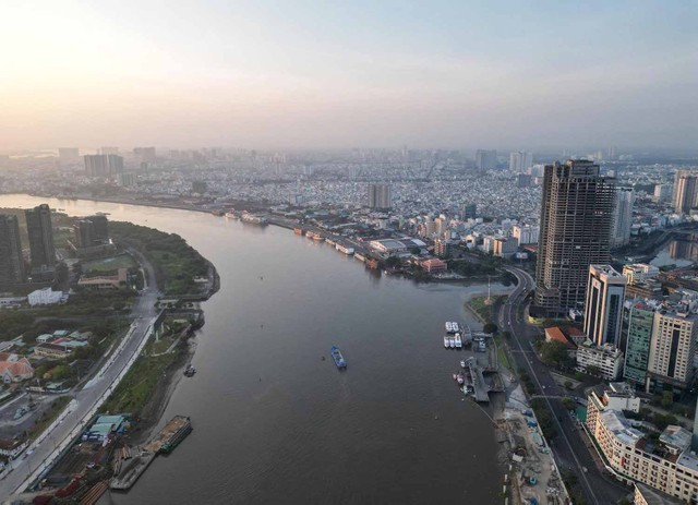 Năm 2025 tốc độ tăng trưởng kinh tế của TP.HCM đạt 8,03%, tổng giá trị GRDP ước đạt 3 triệu tỷ đồng. Ảnh: Lê Toàn Năm 2025 tốc độ tăng trưởng kinh tế của TP.HCM đạt 8,03%, tổng giá trị GRDP ước đạt 3 triệu tỷ đồng. Ảnh: Lê Toàn