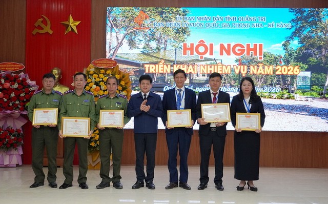 Phó Chủ tịch UBND tỉnh Quảng Trị Lê Văn Bảo thay mặt Chủ tịch UBND tỉnh trao bằng khen cho các tập thể và cá nhân xuất sắc. Ảnh: Hồng Lựu Phó Chủ tịch UBND tỉnh Quảng Trị Lê Văn Bảo thay mặt Chủ tịch UBND tỉnh trao bằng khen cho các tập thể và cá nhân xuất sắc. Ảnh: Hồng Lựu