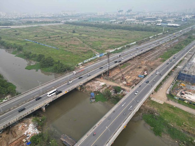 Hàng loạt công trình trọng điểm đang được TP.HCM đầu tư. Ảnh: Lê Toàn Hàng loạt công trình trọng điểm đang được TP.HCM đầu tư. Ảnh: Lê Toàn