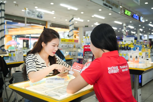 Nhân viên Home Credit tư vấn cho khách hàng về các gói vay. Ảnh: Home Credit Nhân viên Home Credit tư vấn cho khách hàng về các gói vay. Ảnh: Home Credit