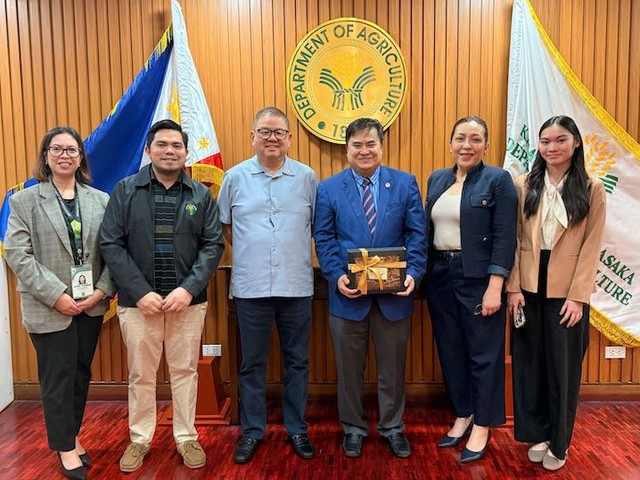 Bộ trưởng Bộ Nông nghiệp Philippines cùng các cán bộ Thương vụ Việt Nam tại Philippines.