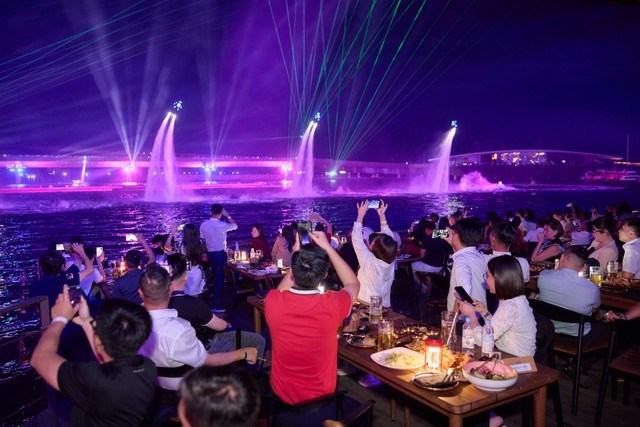 Show diễn Symphony of the Sea – một trong nhiều điểm nhấn trong chuỗi hành trình trải nghiệm Phú Quốc của các đối tác Sun Property. Ảnh: Ánh Dương. Show diễn Symphony of the Sea – một trong nhiều điểm nhấn trong chuỗi hành trình trải nghiệm Phú Quốc của các đối tác Sun Property. Ảnh: Ánh Dương.