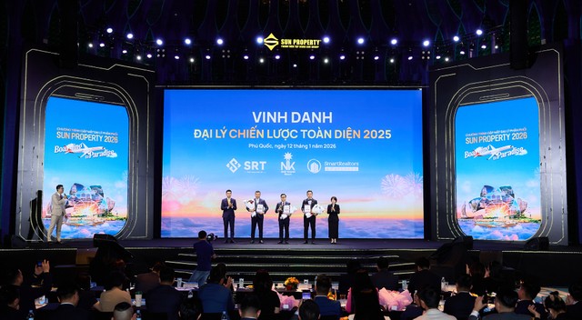 Đại diện Sun Property vinh danh các đại lý phân phối tiêu biểu. Ảnh: Ánh Dương. Đại diện Sun Property vinh danh các đại lý phân phối tiêu biểu. Ảnh: Ánh Dương.