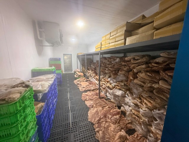 Kho hàng chứa số lượng lớn thực phẩm bị công an phát hiện