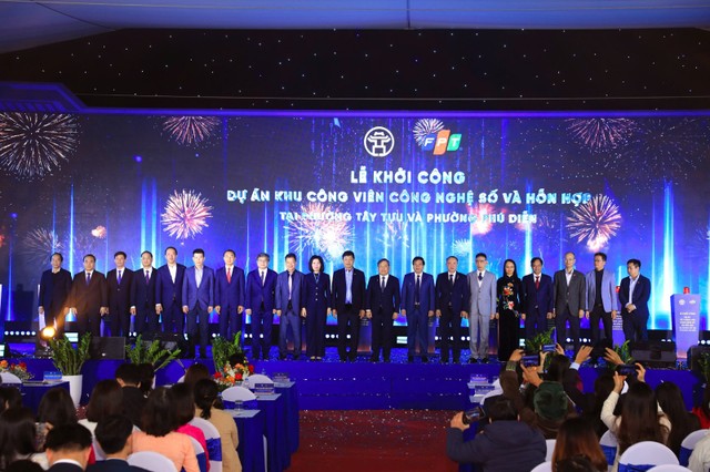 Các đại biểu chụp hình lưu niệm tại lễ khởi công.