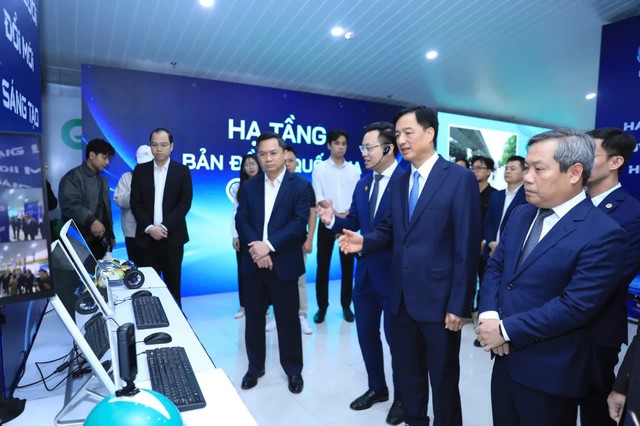 Ủy viên Bộ Chính trị, Bí thư Thành ủy Hà Nội Nguyễn Duy Ngọc cùng lãnh đạo TP. Hà Nội tham quan không gian Triển lãm Mạng lưới đổi mới sáng tạo, ngày 25/12/2025.