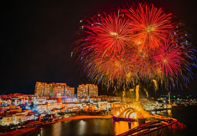 Khung cảnh nhộn nhịp và rực sáng của một điểm đến quốc tế.