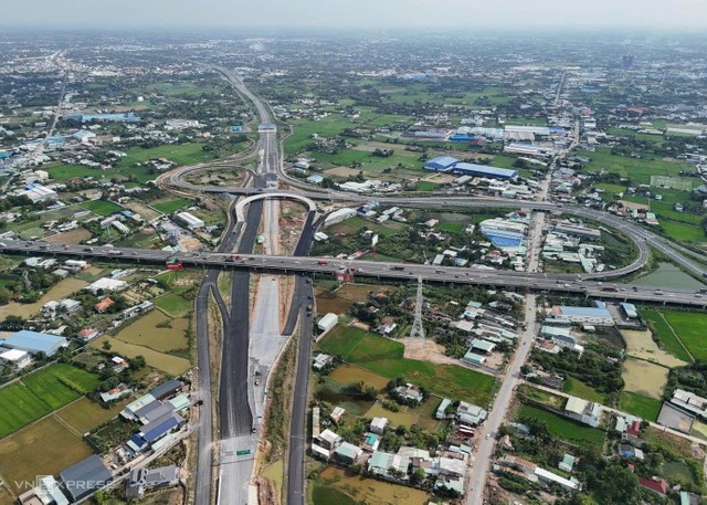 Nút giao kết nối Vành đai 3, cao tốc Bến Lức - Long Thành và TP.HCM - Trung Lương tại cửa ngõ Tây TP.HCM vừa thông xe kỹ thuật. Nút giao kết nối Vành đai 3, cao tốc Bến Lức - Long Thành và TP.HCM - Trung Lương tại cửa ngõ Tây TP.HCM vừa thông xe kỹ thuật.