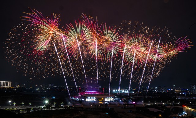 Chương trình chính thức dự kiến sẽ có 6 đợt bắn xuyên suốt, khép lại là màn trình diễn tầm cao 15 phút. Ảnh: Sun Group Chương trình chính thức dự kiến sẽ có 6 đợt bắn xuyên suốt, khép lại là màn trình diễn tầm cao 15 phút. Ảnh: Sun Group