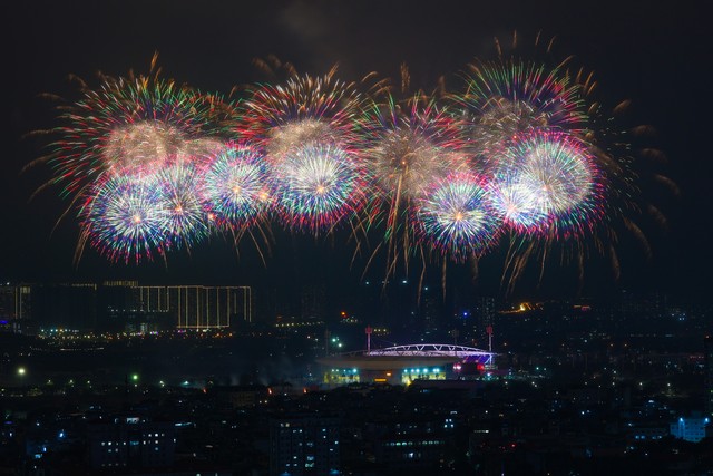 Khoảnh khắc pháo hoa bùng nổ rực rỡ trên bầu trời thủ đô trong tối tổng duyệt 21/1. Ảnh: Sun Group Khoảnh khắc pháo hoa bùng nổ rực rỡ trên bầu trời thủ đô trong tối tổng duyệt 21/1. Ảnh: Sun Group