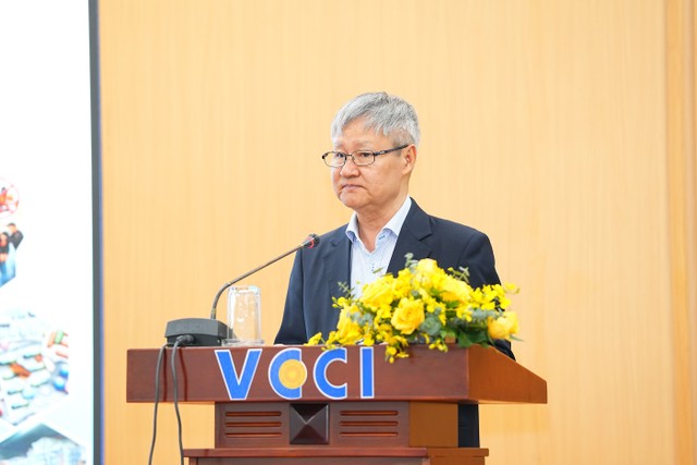 Ông Võ Tân Thành, Phó Chủ tịch Liên đoàn Thương mại và Công nghiệp Việt Nam (VCCI) phát biểu tại diễn đàn.