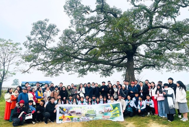 Đoàn lữ hành, du khách và học sinh tham gia chương trình “Du lịch xanh Đa Phúc – River Camping”.