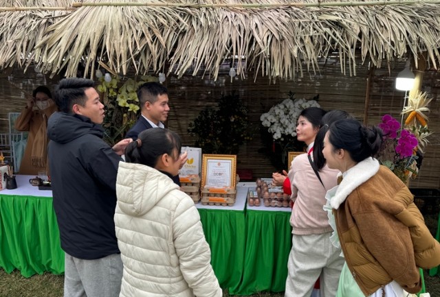 Người dân và du khách tham quan, mua sắm sản phẩm OCOP tại chương trình.