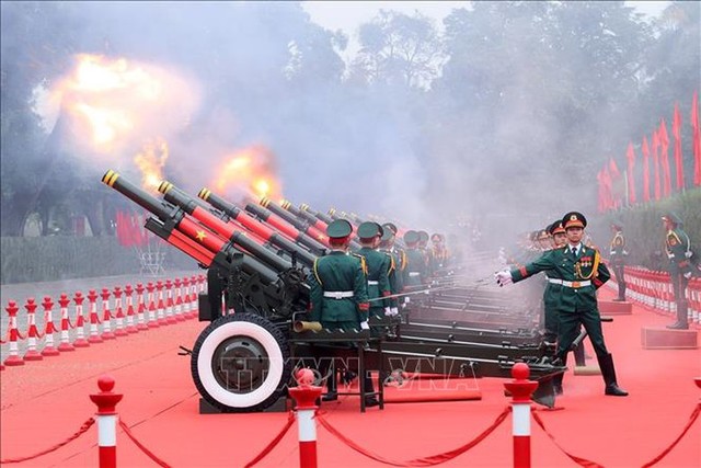 Nghi thức bắn 21 loạt đại bác chào mừng Tổng Bí thư, Chủ tịch nước Lào Thongloun Sisoulith và Phu nhân thăm cấp Nhà nước tới Việt Nam - Ảnh: TTXVN