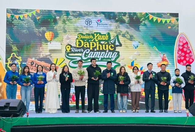 Lãnh đạo Bộ VHTTDL và lãnh đạo Sở Du lịch Hà Nội cùng lãnh đạo xã Đa Phúc trao chứng nhận cho những cá nhân góp phần lan toả du lịch xanh Đa Phúc.