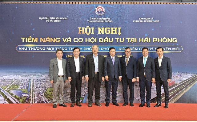 Ông Nguyễn Thành Phương, Tổng giám đốc Tập đoàn Sao Đỏ (ngoài cùng bên phải) tại Hội nghị Tiềm năng và cơ hội đầu tư tại Hải Phòng Ông Nguyễn Thành Phương, Tổng giám đốc Tập đoàn Sao Đỏ (ngoài cùng bên phải) tại Hội nghị Tiềm năng và cơ hội đầu tư tại Hải Phòng