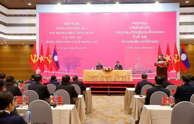Tổng Bí thư Tô Lâm cùng Tổng Bí thư, Chủ tịch nước Lào Thongloun Sisoulith đồng chủ trì Hội nghị thông báo kết quả Đại hội lần thứ XII của Đảng Nhân dân cách mạng (NDCM) Lào. Ảnh: Đức Thanh
