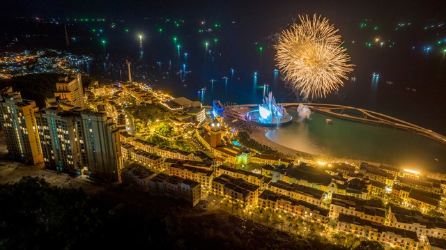 Màn pháo hoa trong show diễn Kiss of The Sea đã trở thành “bữa ăn tinh thần” không thể thiếu của du khách khi đến Phú Quốc. Ảnh: Ánh Dương.