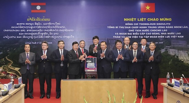 Tập đoàn Điện lực Việt Nam trao tặng tới Tổng Bí thư, Chủ tịch nước Lào Thongloun Sisoulith mô hình máy biến áp 500kV do Tổng công ty Thiết bị điện Đông Anh - CTCP (EEMC) chế tạo. Ảnh: Ng.Tuấn.