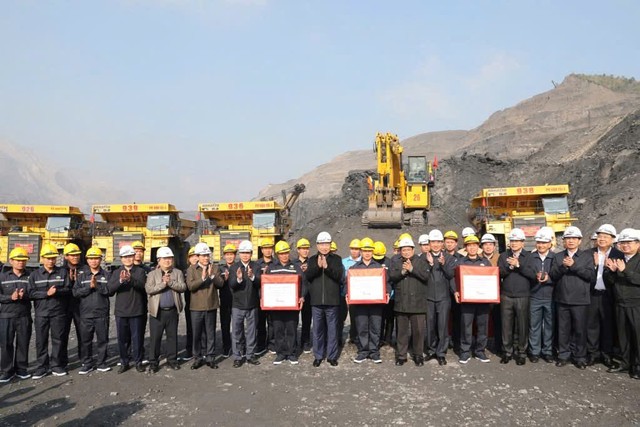 Tổng Bí thư Tô Lâm và Thủ tướng Phạm Minh Chính tặng quà công nhân tại khai trường sản xuất Công ty CP Than Đèo Nai – Cọc Sáu.