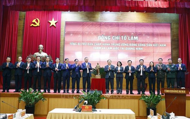 Tổng Bí thư Tô Lâm tặng bức tượng Chủ tịch Hồ Chí Minh cho tỉnh Quảng Ninh - Ảnh: TTXVN Tổng Bí thư Tô Lâm tặng bức tượng Chủ tịch Hồ Chí Minh cho tỉnh Quảng Ninh - Ảnh: TTXVN