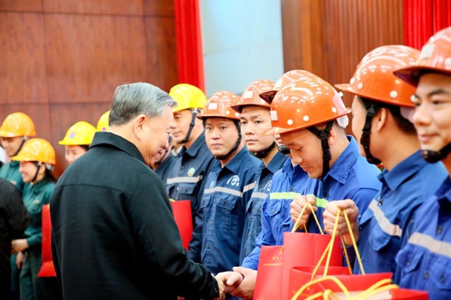 Tổng Bí thư Tô Lâm động viên, tặng quà cho công nhân ngành Than.