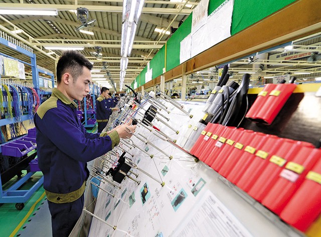 Kinh tế tư nhân là một động lực quan trọng nhất của nền kinh tế. Trong ảnh: Sản xuất thiết bị điện cho xe ô tô tại nhà máy của THACO. Ảnh: Đ.T